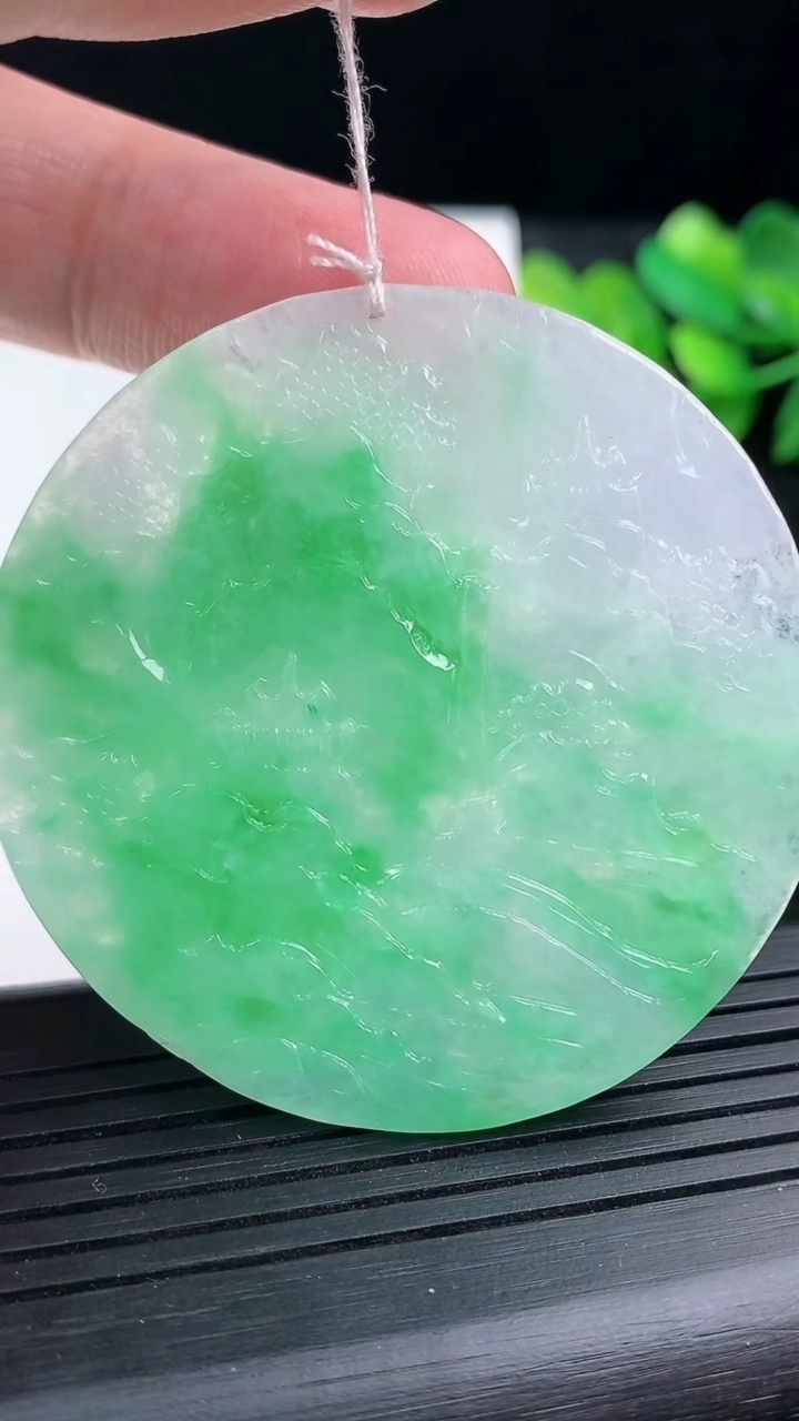 天然A货翡翠山水牌吊坠尺寸51.2-4.6重量:24.69g
3月15日