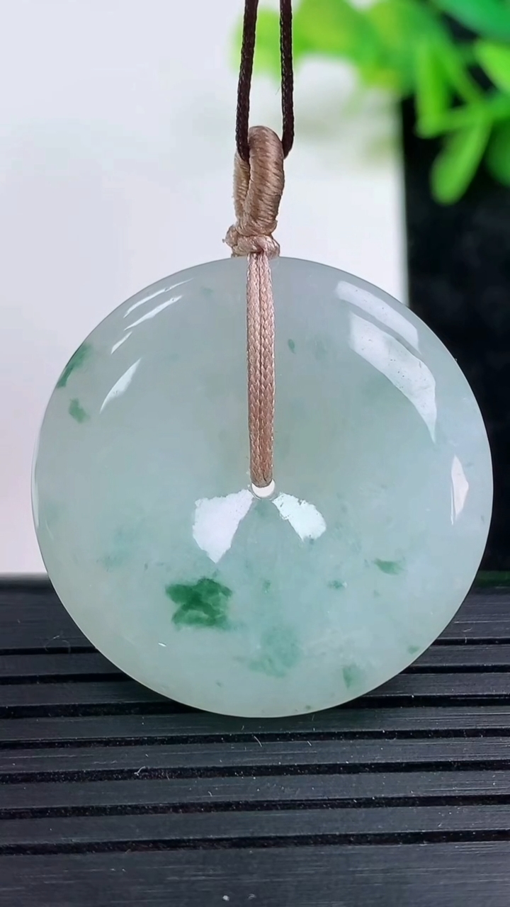 天然A货翡翠飘花平安扣吊坠尺寸30.7-6.2重量:12.68g
3月15日