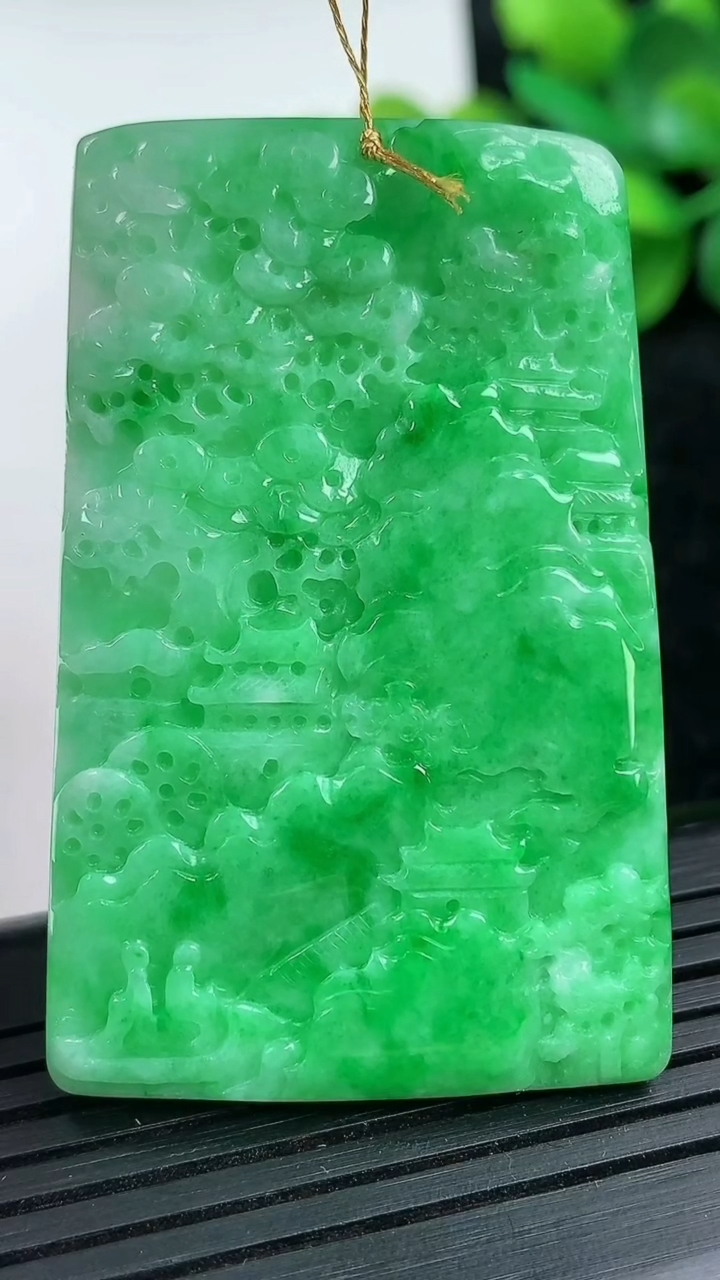 天然A货翡翠山水牌吊坠尺寸51.1-32.5-4.4重量:20.17g
3月15日