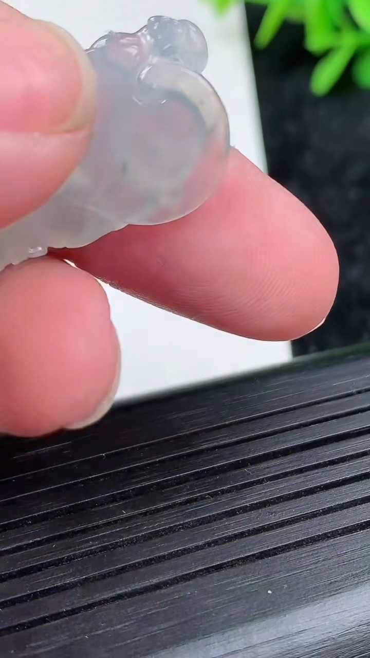 天然A货翡翠冰种飘花布袋佛吊坠尺寸42.3-15.4-6.2重量:8.86g
3月15日