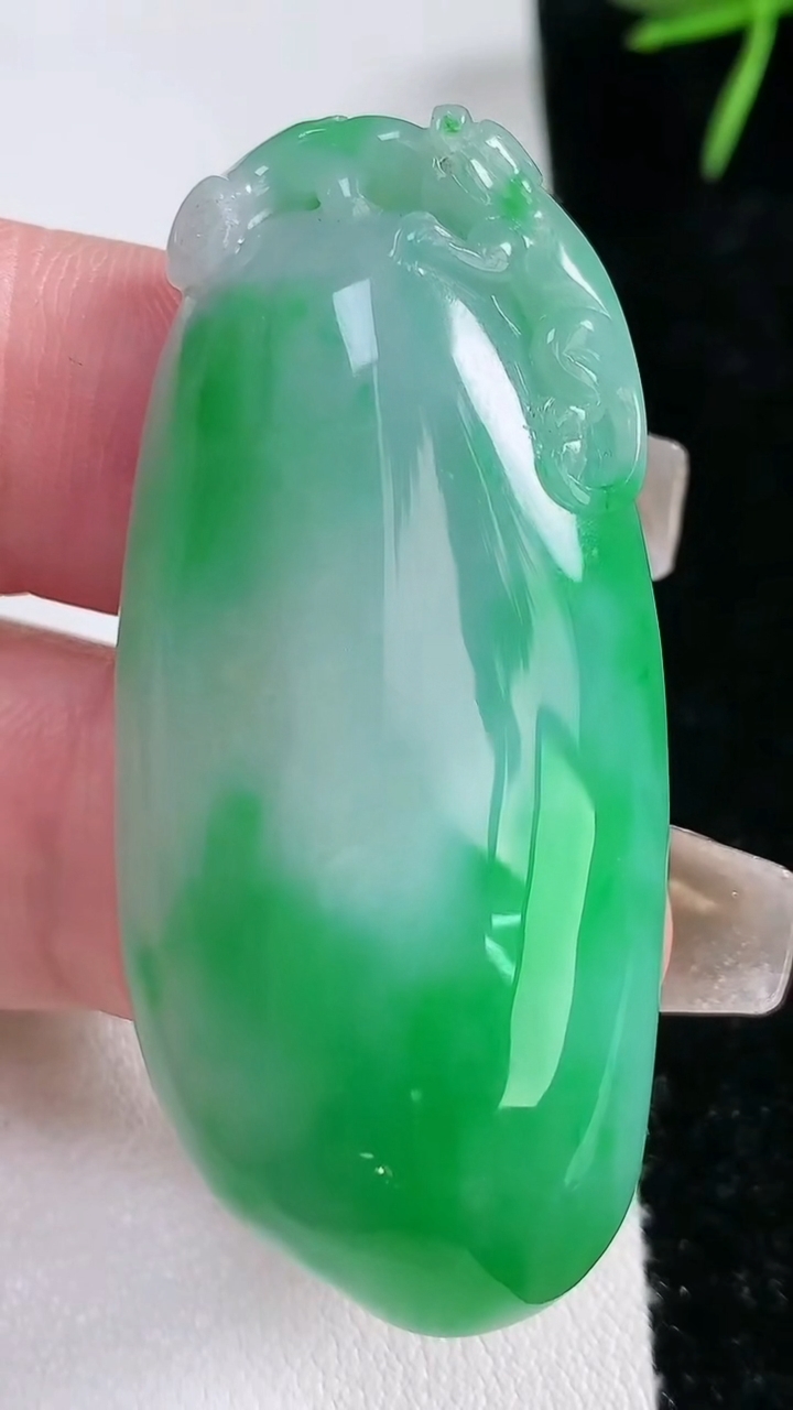 天然A货翡翠福瓜吊坠，尺寸51-23-10.8，重量:23.46g
3月15日