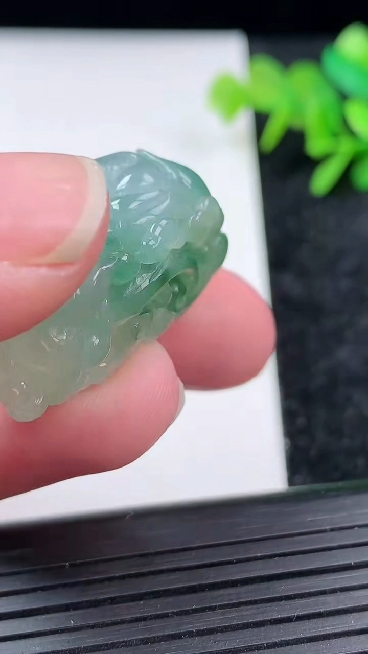 天然A货翡翠飘花貔貅吊坠尺寸35.5-16-12.7重量:15.55g
3月15日