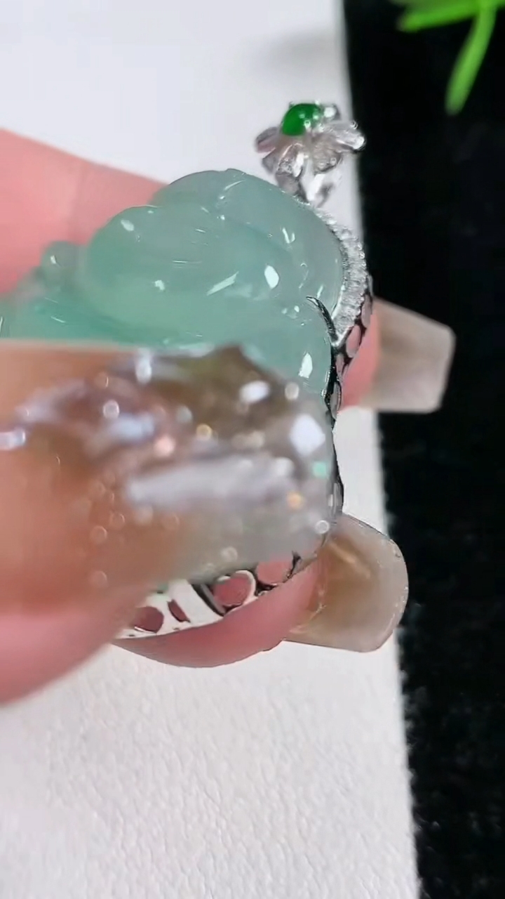 天然A货翡翠佛公吊坠，尺寸45-34-8.5，裸石34-34，重量:14.24g
3月15日