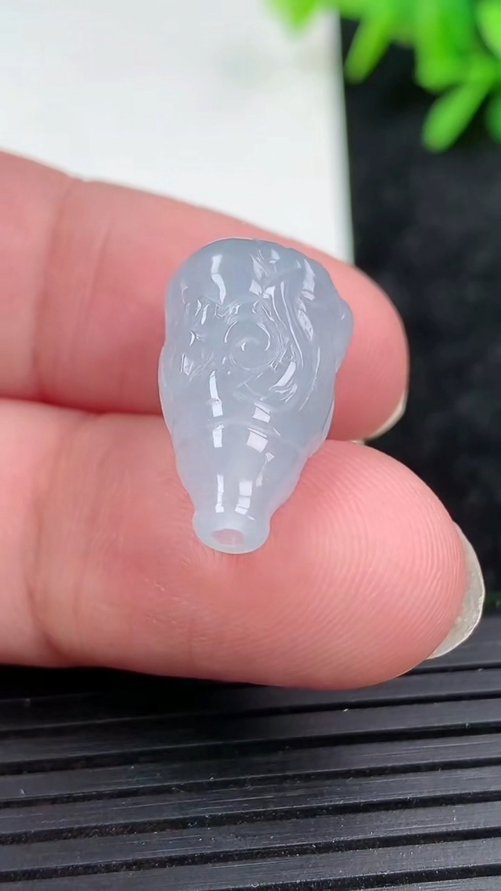 天然A货翡翠紫罗兰龙柱吊坠尺寸15.9-12.1-11.7重量:4.06g
3月15日