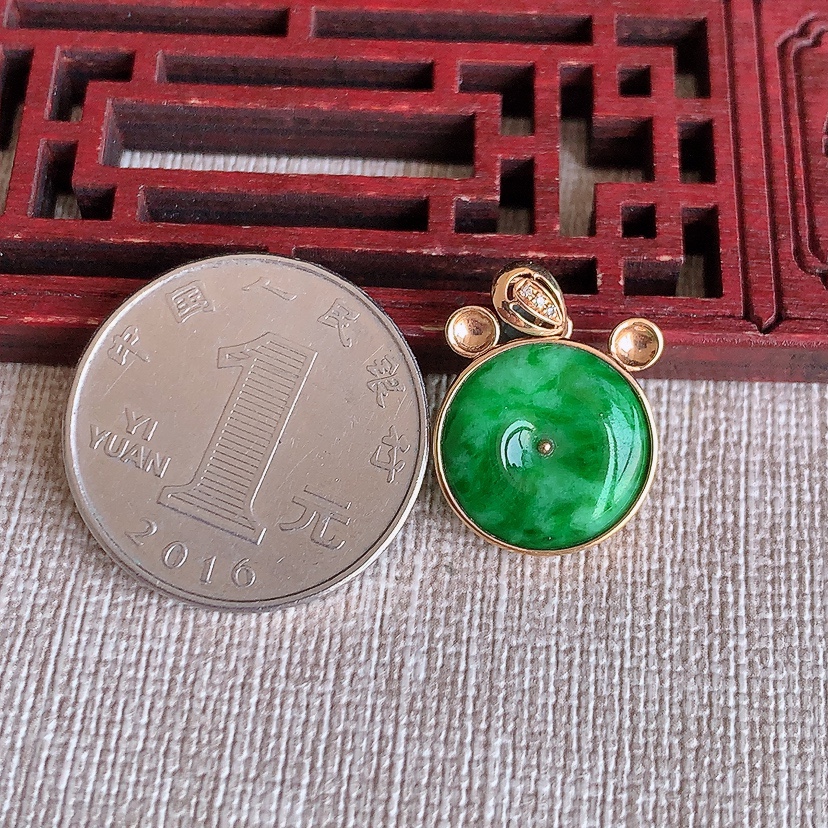 天然A货翡翠18K金镶嵌满绿平安扣吊坠 
尺寸20.7-14.6-3.2mm 重量1.88g 0313