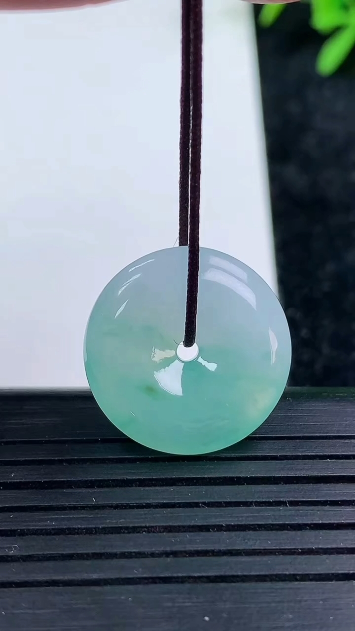 天然A货翡翠飘花平安扣吊坠尺寸19.4-4.5重量:3.87g
3月15日