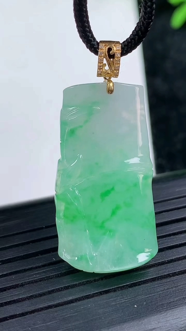 天然A货翡翠节节高升 竹节吊坠尺寸30.1-15.7-5.9重量:5.68g
3月15日