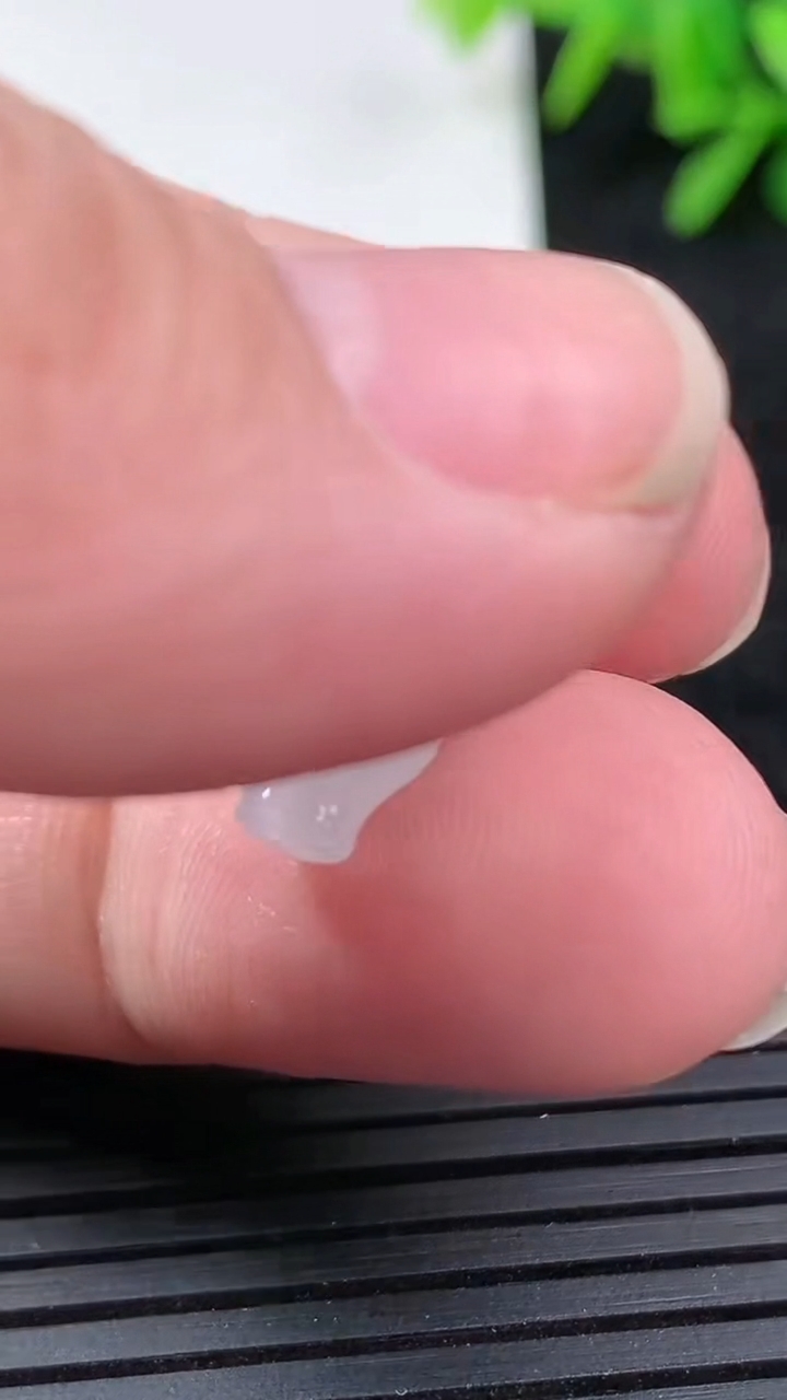 天然A货翡翠紫罗兰龙柱吊坠尺寸15.9-12.1-11.7重量:4.06g
3月15日