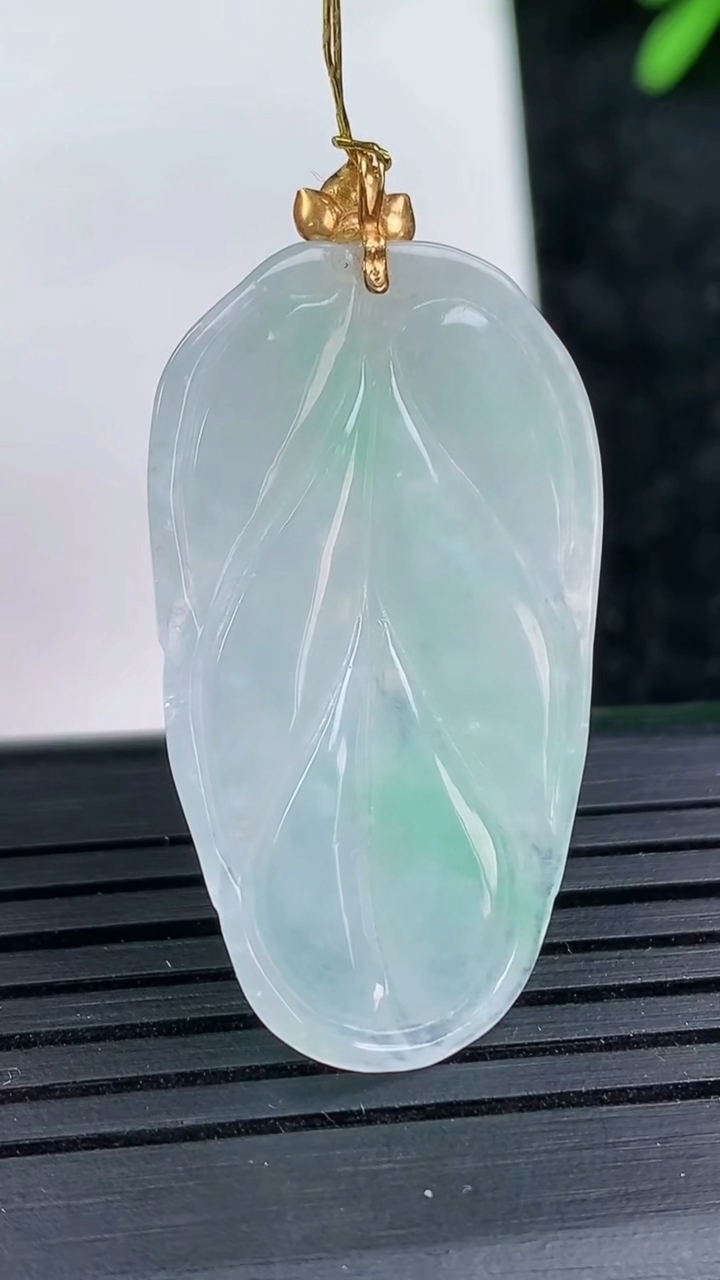 天然A货翡翠金枝玉叶 叶子吊坠尺寸33.6-19.5-3.8重量:5.40g
3月15日