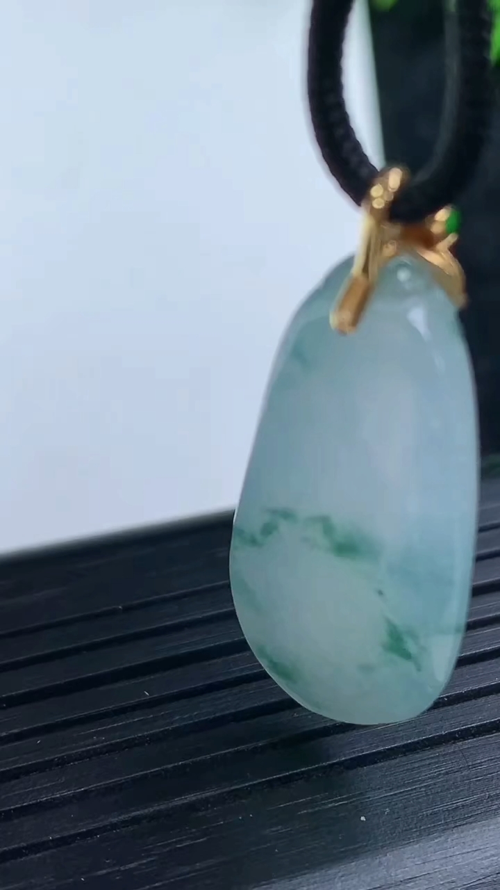 天然A货翡翠种飘花福瓜吊坠尺寸32.9-14.1-7.3重量:6.84g
3月15日