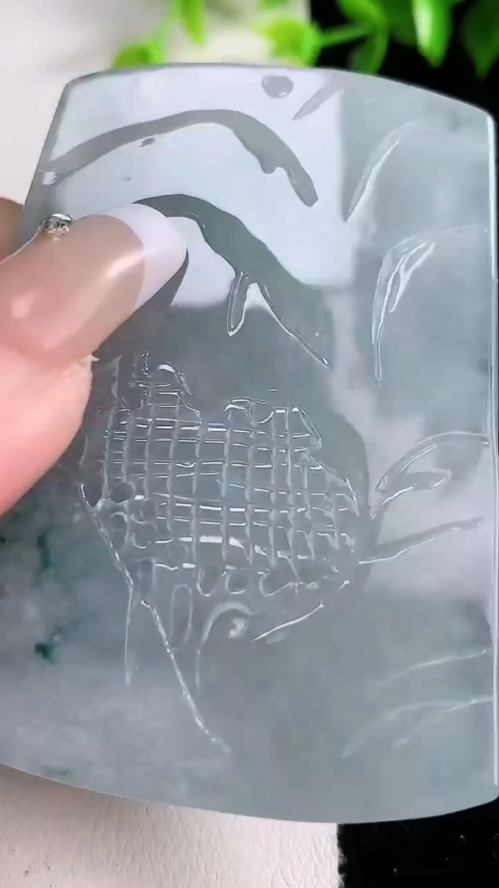 天然A货翡翠牌吊坠，尺寸64-49-14，重:94.81g
3月15日