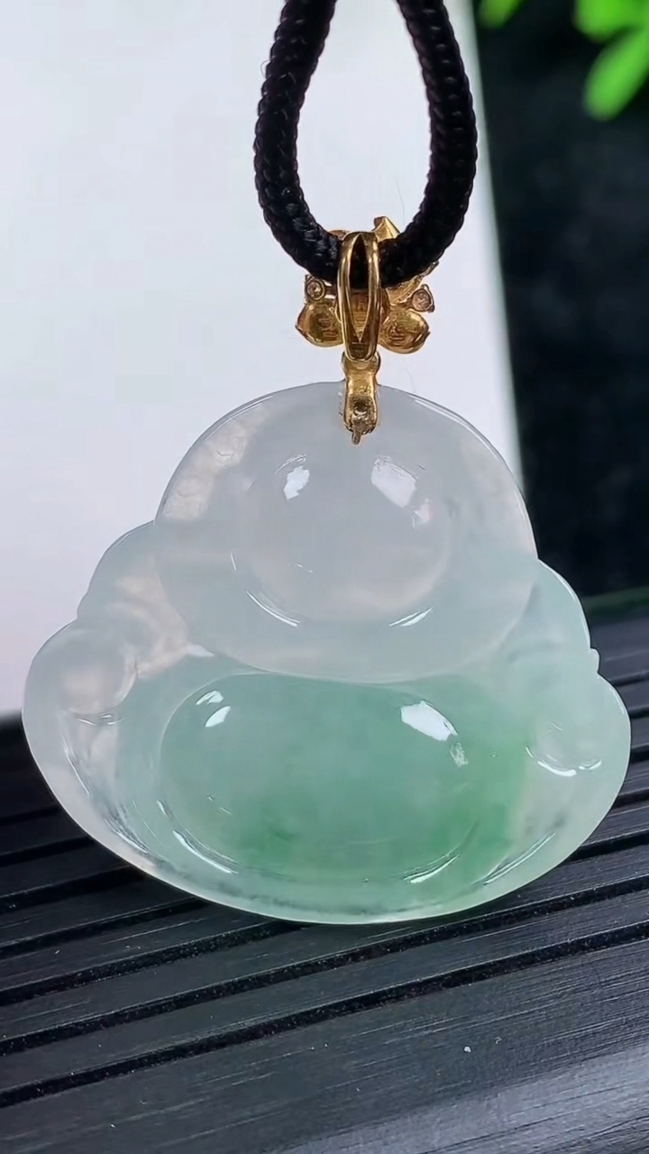 天然A货翡翠种飘花佛公吊坠尺寸26-28.8-5.5重量:6.78g
3月15日