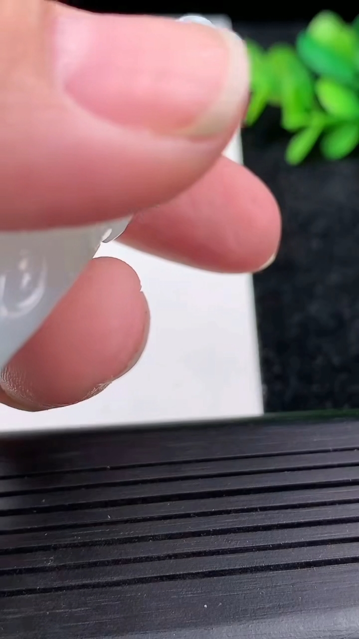 天然A货翡翠飘花喜上眉梢吊坠尺寸57.9-31.5-11.7重量:40.43g
3月15日