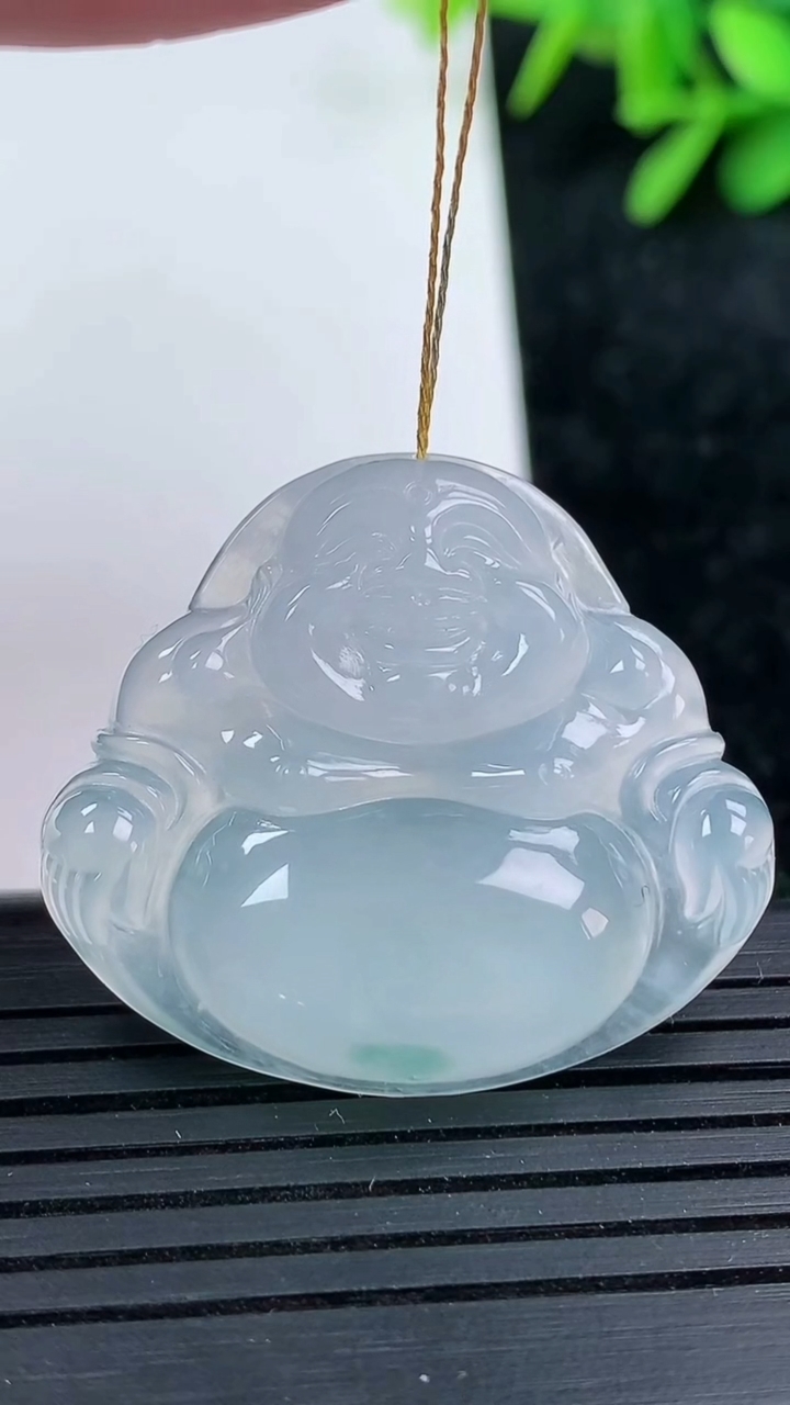 天然A货翡翠种飘花佛公吊坠尺寸29.1-33.4-5.6重量:9.14g
3月15日