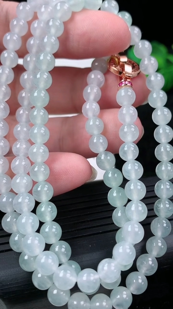 天然A货翡翠圆珠项链尺寸5.7-108颗重量:39.92g
3月15日