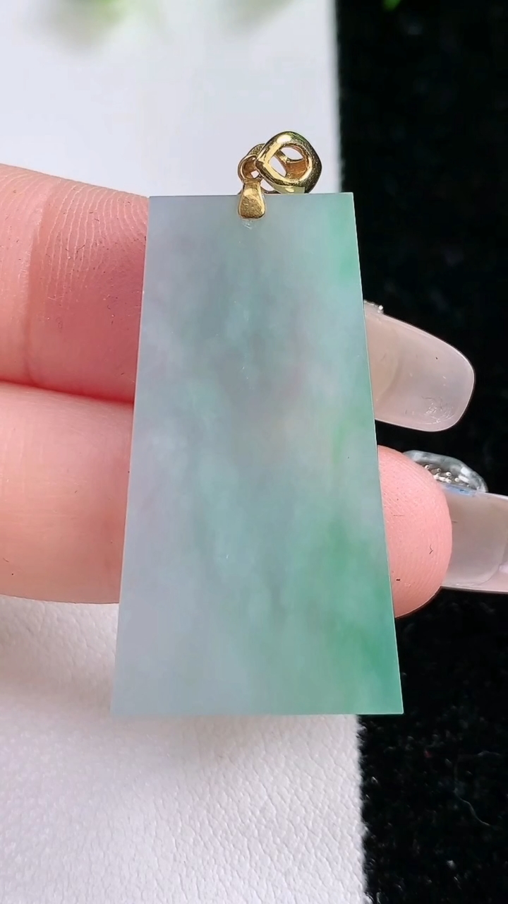 天然A货翡翠无事牌吊坠，尺寸35-19.6-2.6，重:5.12g
3月15日