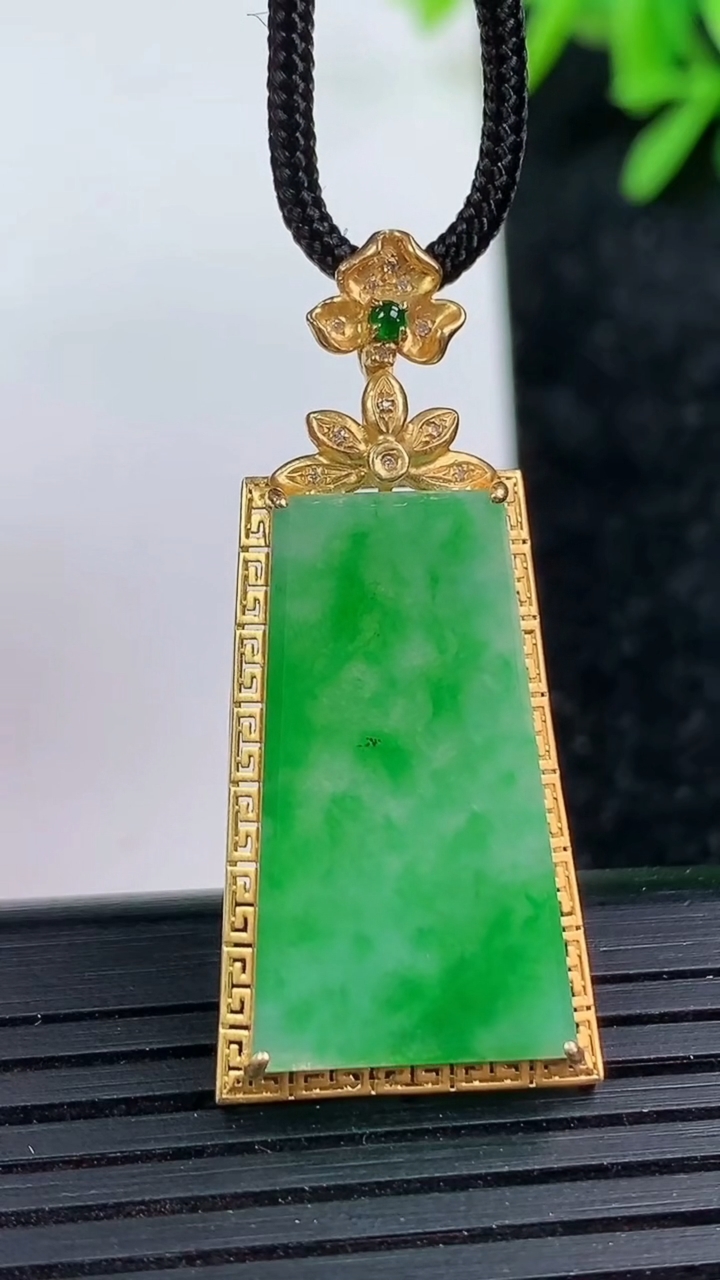 天然A货翡翠无事牌吊坠尺寸38-16.6-4.9重量:3.46g
3月15日