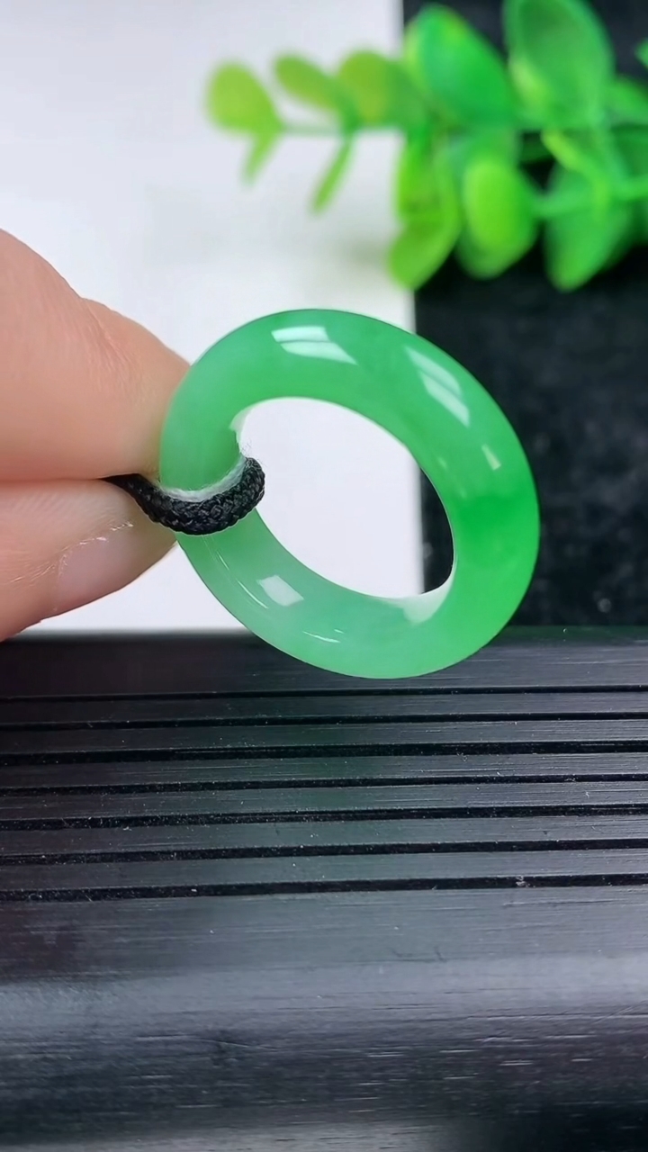 天然A货翡翠指环戒指尺寸16.7-6-4.2重量:5.41g2026年3月15日
工厂直销收藏佳品,