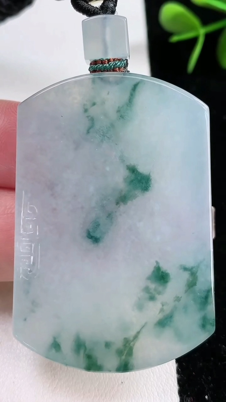 天然A货翡翠种飘花仿古无事牌吊坠，尺寸51.5-35-5.8，重量:39.34g
3月15日