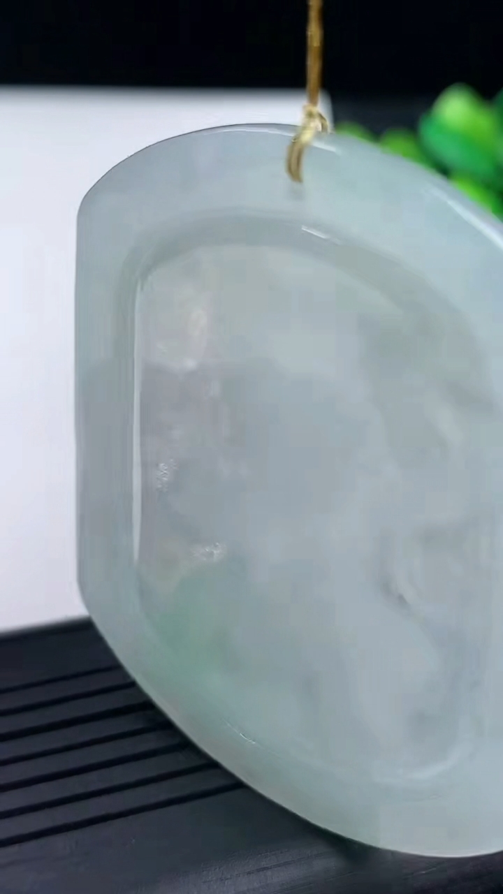 天然A货翡翠不动明王吊坠尺寸55.5-44.6-4.8重量:24.79g
3月15日