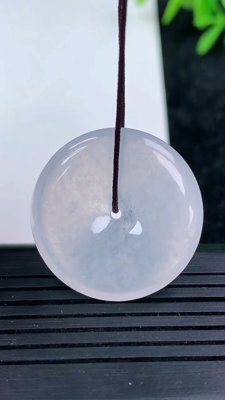 天然A货翡翠平安扣吊坠尺寸26.2-5.1重量:7.73g
3月15日