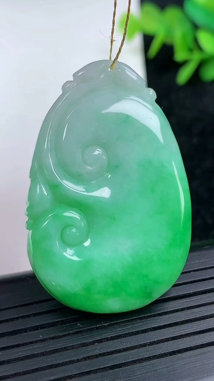 天然A货翡翠如意吊坠尺寸44.7-29.6-6.1重量:16.88g
3月15日