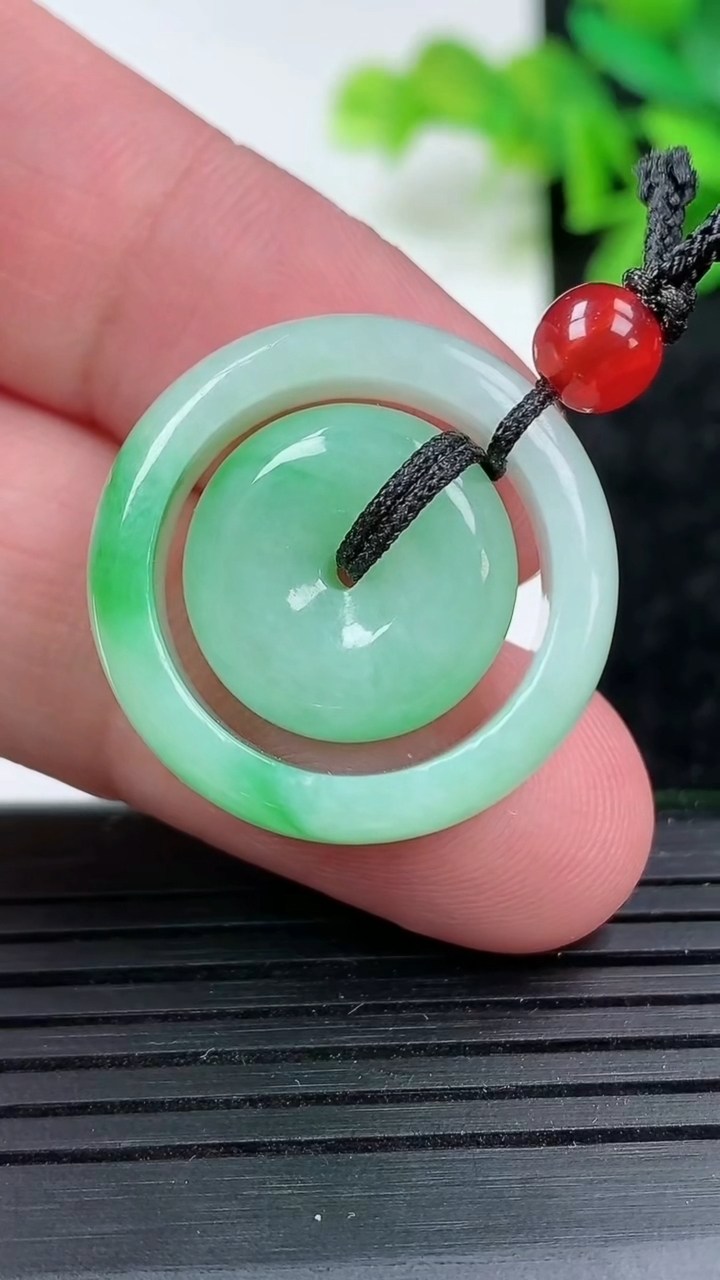 天然A货翡翠母子平安扣吊坠尺寸24.6-7重量:8.93g
3月15日