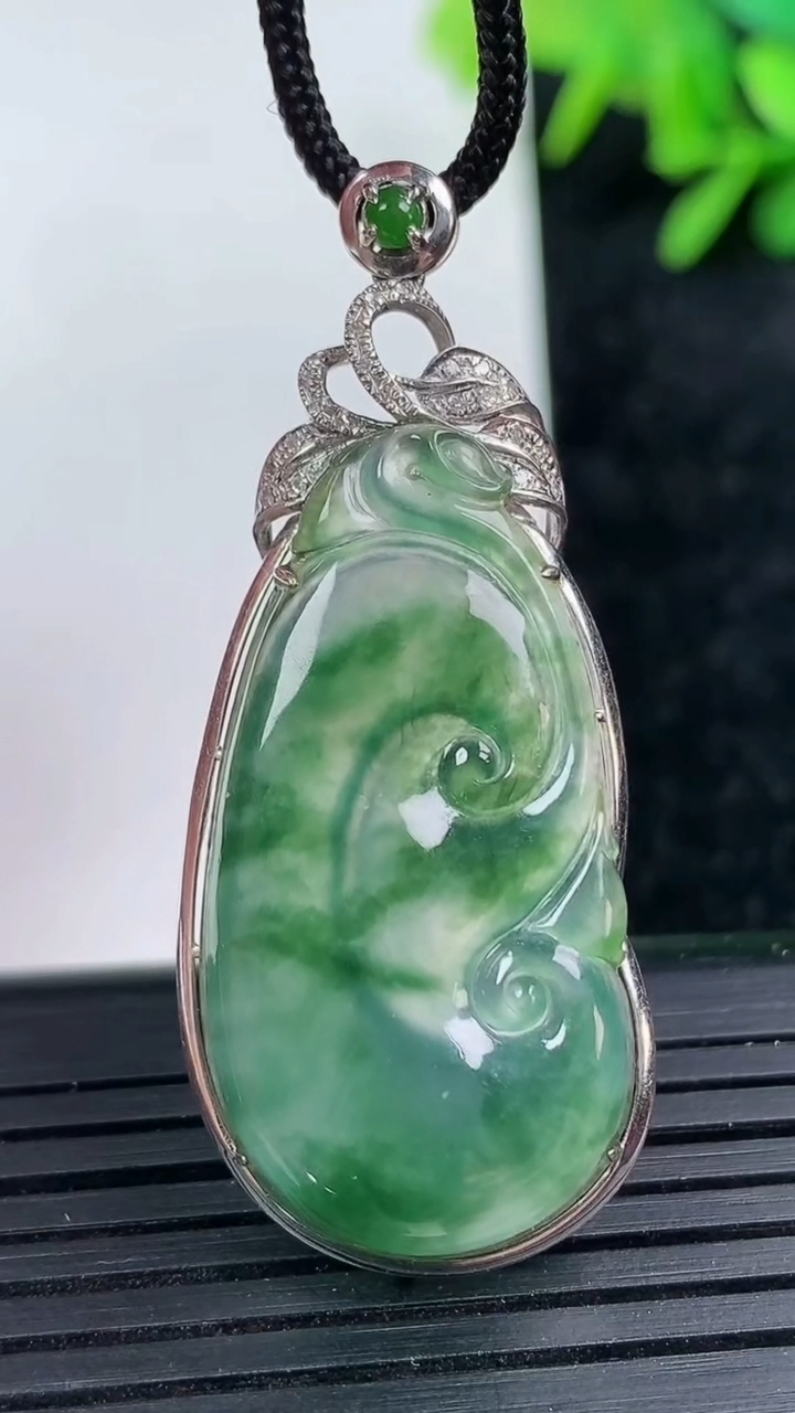 天然A货翡翠种飘花如意吊坠尺寸45.8-19-6.8重量:5.31g
3月15日