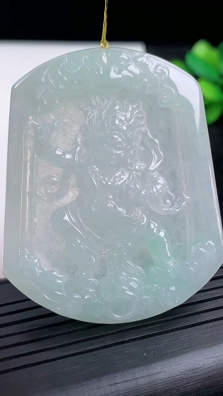 天然A货翡翠不动明王吊坠尺寸55.5-44.6-4.8重量:24.79g
3月15日