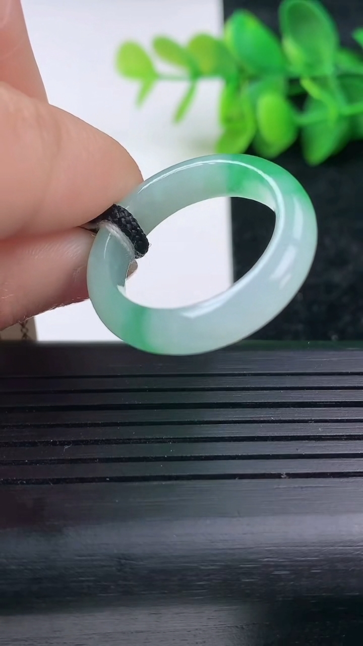 天然A货翡翠指环戒指尺寸19.6-5.6-3.6重量:4.83g2026年3月15日
工厂直销收藏佳品,种好水足，色泽均匀，有种有色，上手高大气！