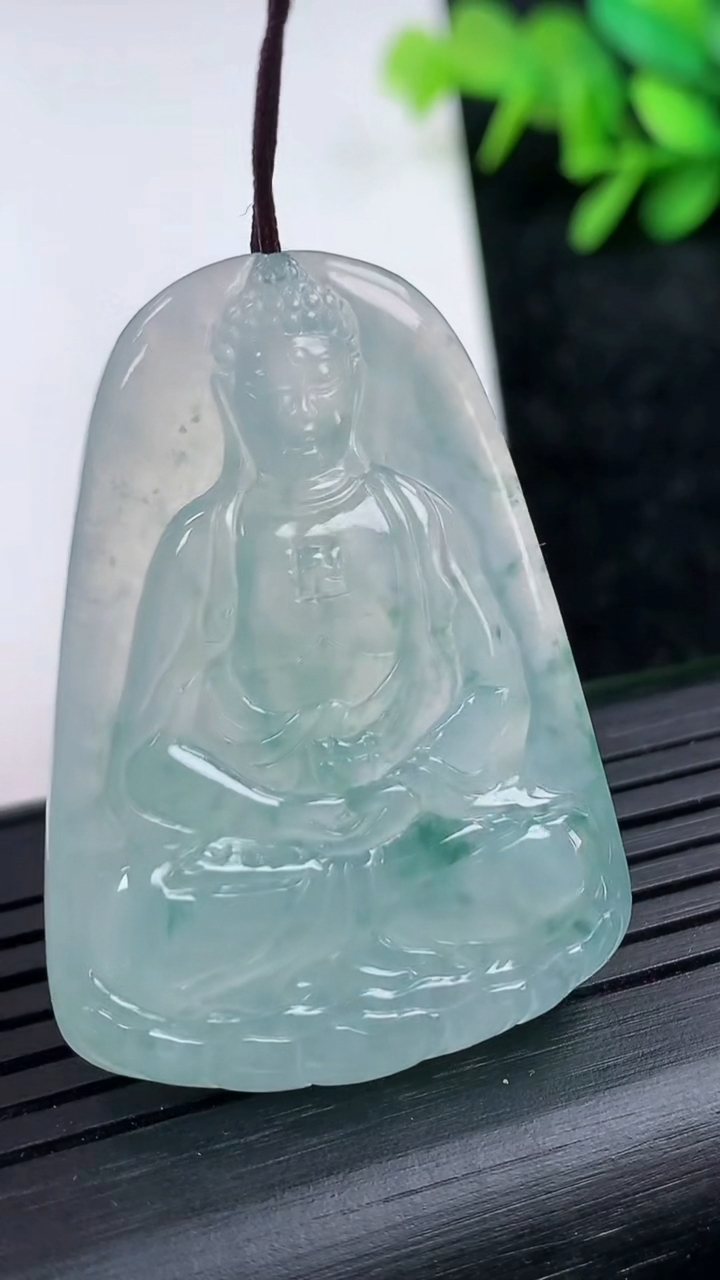 天然A货翡翠冰种飘花大日如来吊坠尺寸41.9-30.5-4.8重量:14.93g
3月15日