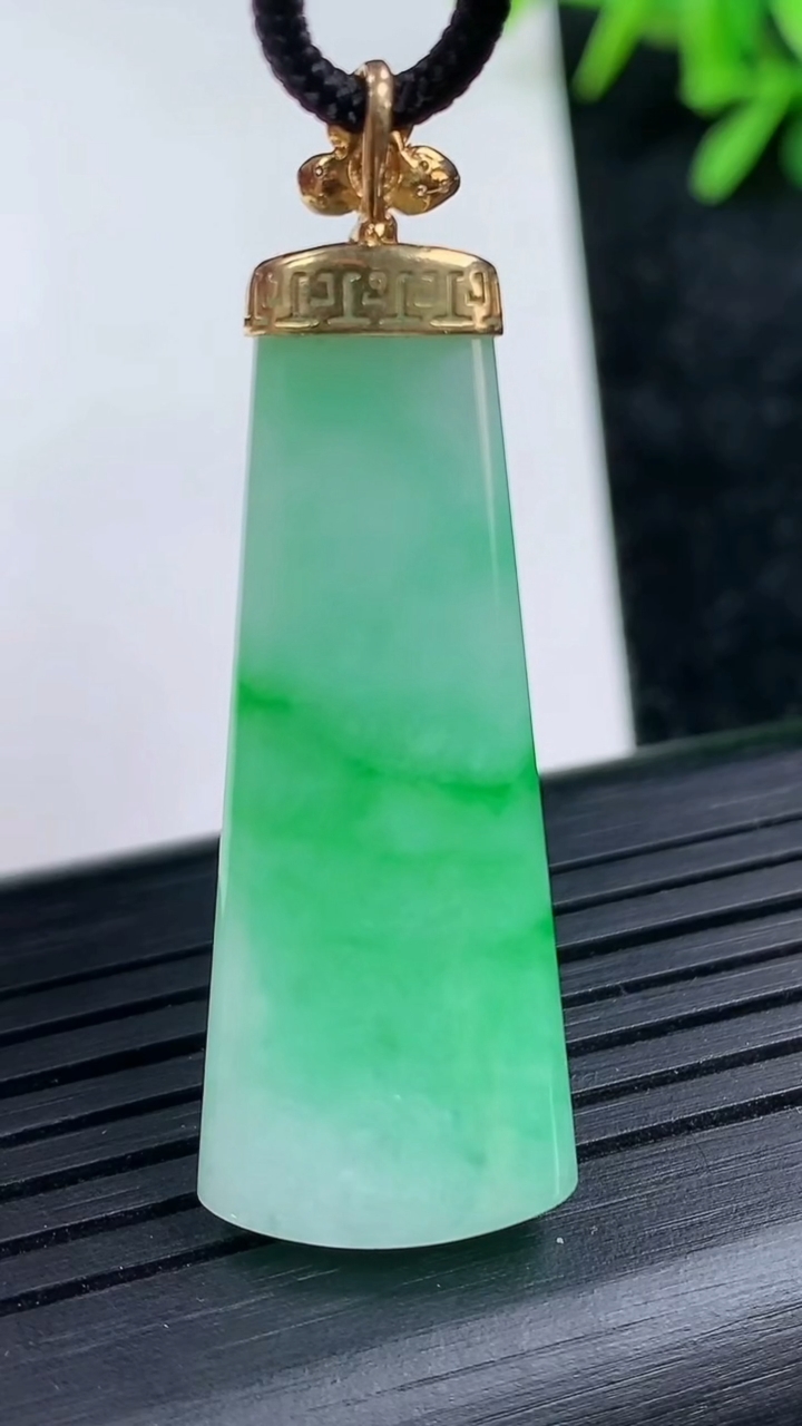 天然A货翡翠无事牌吊坠尺寸39.1-14.7-4.2重量:6.89g
3月15日