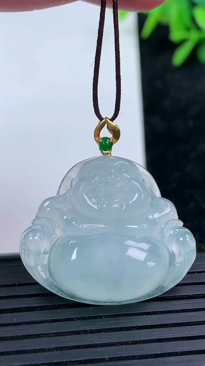 天然A货翡翠种白冰佛公吊坠尺寸24.7-29.4-5.9重量:6.94g
3月15日