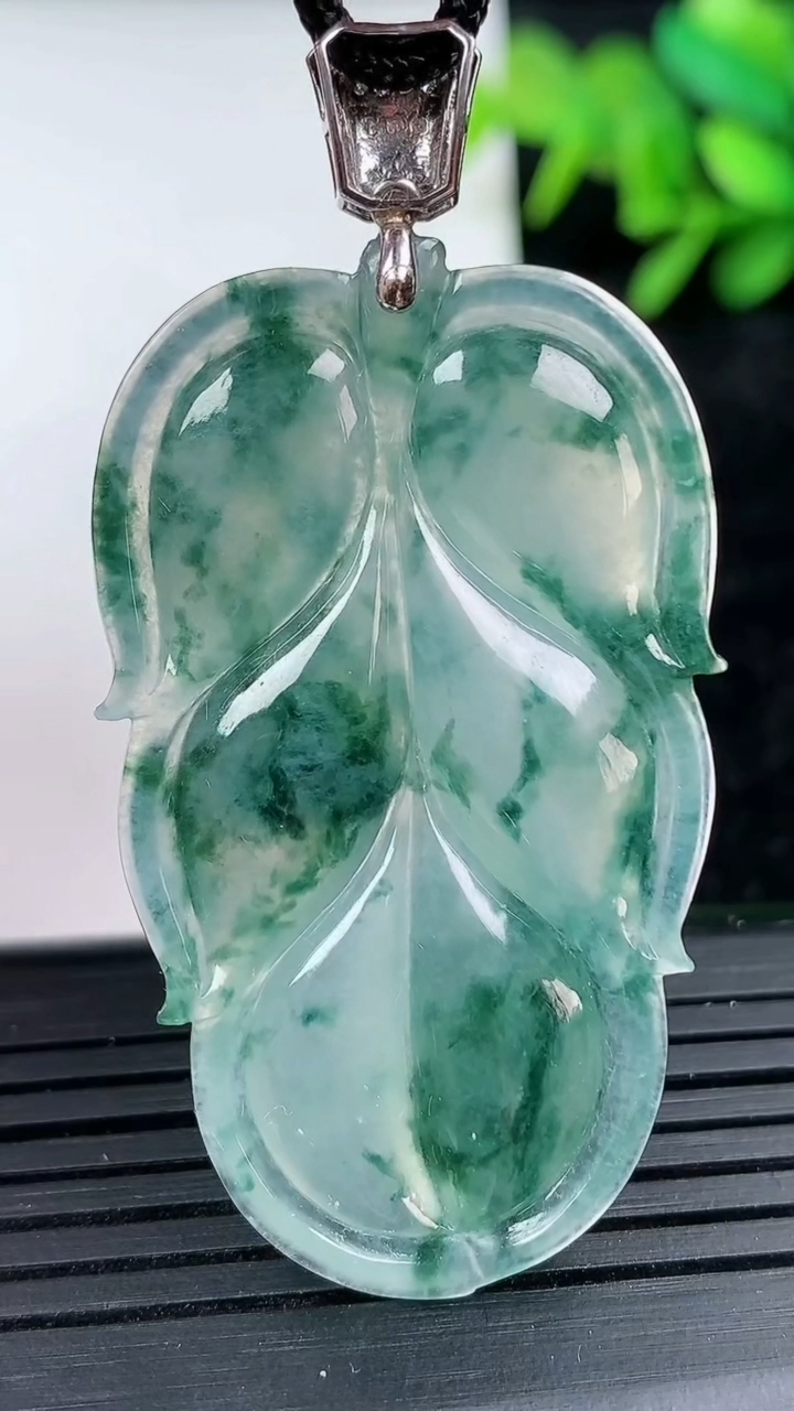 天然A货翡翠种飘花金枝玉叶 叶子吊坠尺寸45.1-26.8-5.4重量:12.47g
3月15日