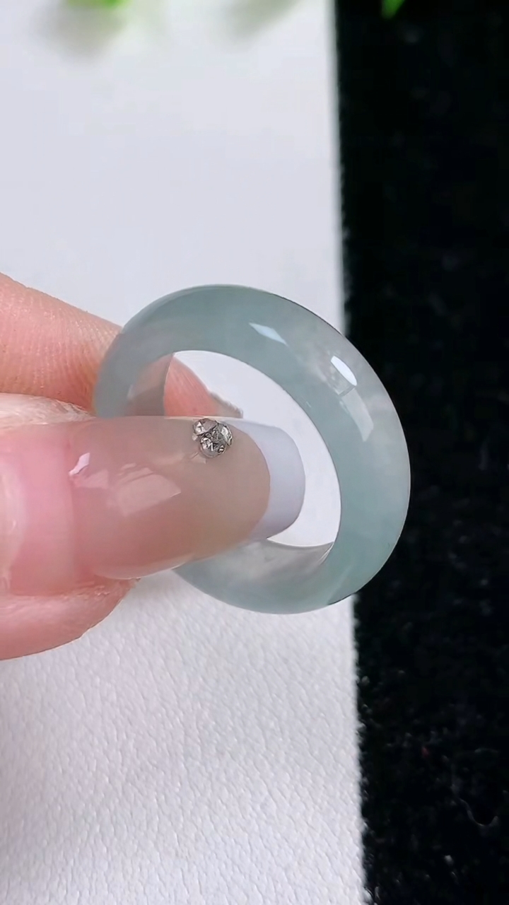 天然A货翡翠指环戒指，尺寸17.2-6.3-5.5，重:3.71g2026年3月15日
工厂直销收藏佳品,种好水足，色泽均匀，有种有色，上手高大气！