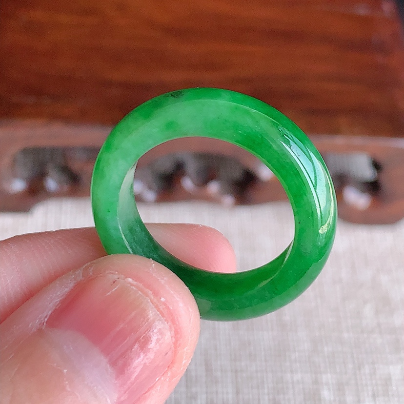 天然A货翡翠满绿素面戒指 
尺寸18.2-5.7-3.6mm 重量4.12g 0314