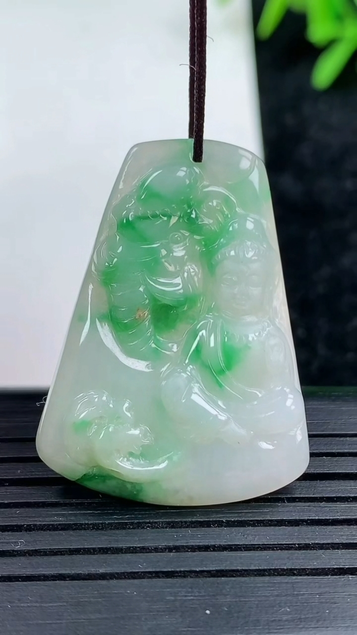 天然A货翡翠普贤菩萨吊坠尺寸33.6-24.9-4.3重量:6.83g
3月15日