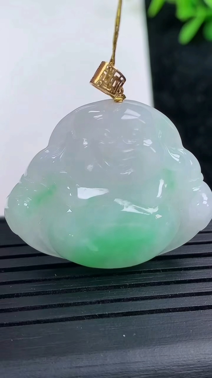 天然A货翡翠佛公吊坠尺寸28.1-33.4-6.1重量:9.02g
3月15日