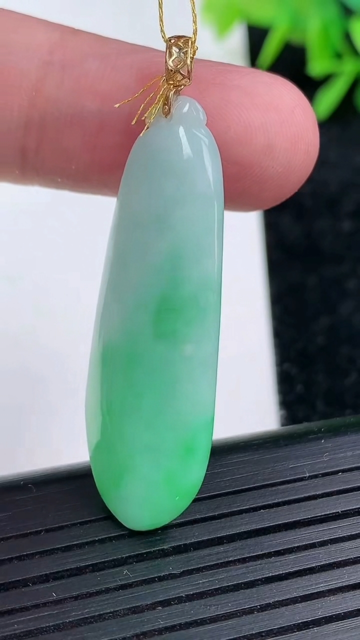 天然A货翡翠福瓜吊坠尺寸41.2-14.1-8.8重量:9.42g
3月15日
