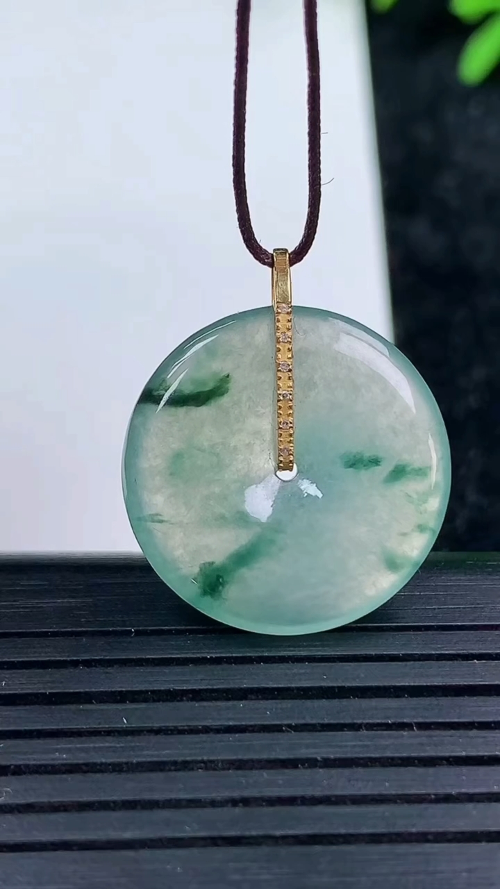 天然A货翡翠种飘花平安扣吊坠尺寸20.8-3.4重量:3.69g
3月15日