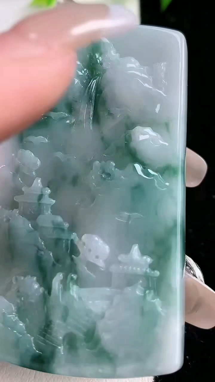 天然A货翡翠牌吊坠，尺寸59.6-37.8-6，重:33.76g
3月15日