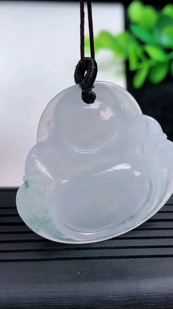 天然A货翡翠冰种飘花佛公吊坠尺寸37.4-40.4-5.6重量:13.76g
3月15日