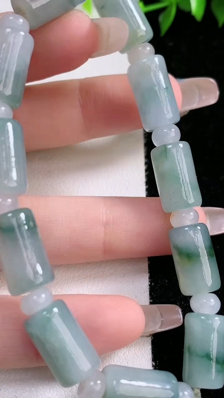 天然A货翡翠货飘花路路通手串，尺寸14.5-8.5，重:31.03g3月15日
工厂直销收藏佳品,种