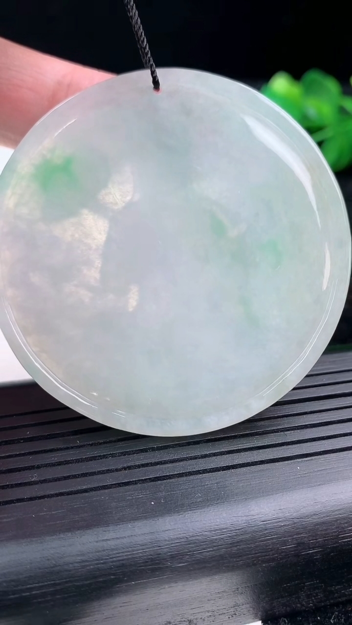 天然A货翡翠大势至菩萨吊坠尺寸56.5-5.5重量:30.46g
3月15日