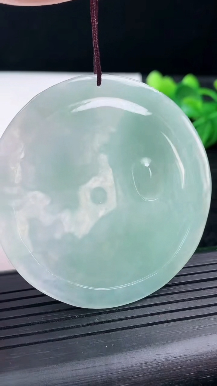 天然A货翡翠祥龙观音菩萨吊坠尺寸55.9-4.2重量:26.16g
3月15日