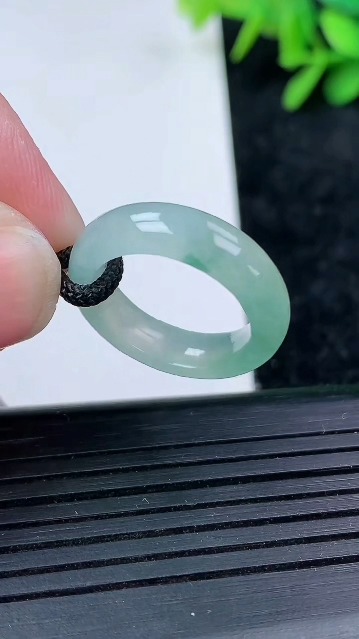 天然A货翡翠冰种飘花指环戒指尺寸15.6-5.1-3.3重量:3.24g2026年3月15日
工厂直销收藏佳品,种好水足，色泽均匀，有种有色，上手高大气！