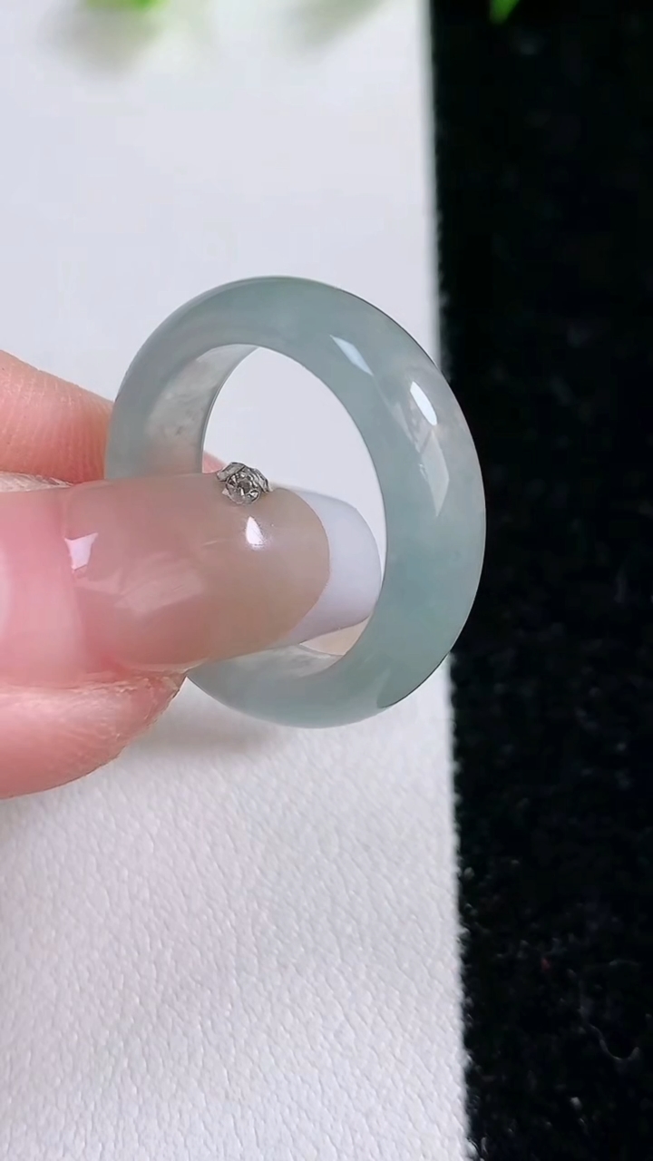 天然A货翡翠指环戒指，尺寸17.2-6.3-5.5，重:3.71g2026年3月15日
工厂直销收藏佳品,种好水足，色泽均匀，有种有色，上手高大气！