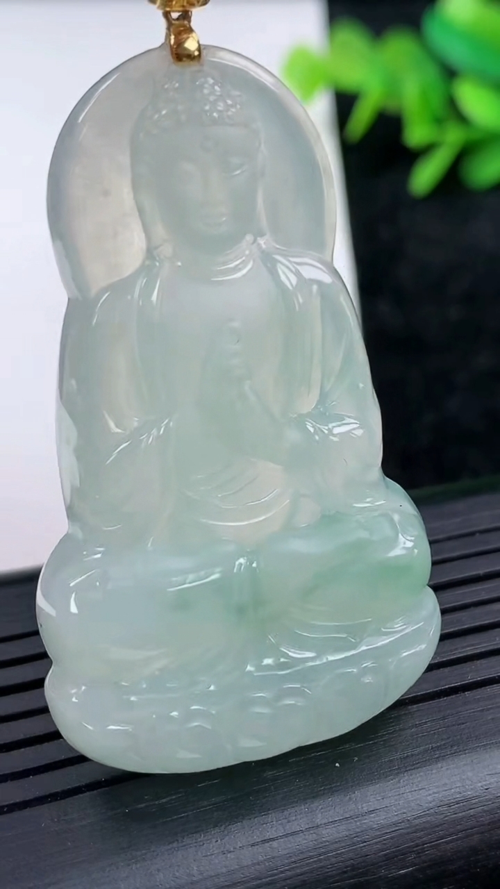 天然A货翡翠种飘花阿弥陀佛吊坠尺寸51.3-30.4-6重量:17.62g
3月15日