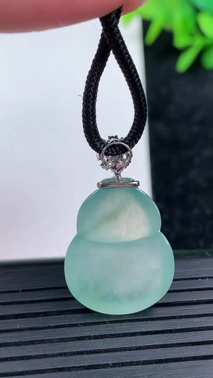 天然A货翡翠葫芦吊坠尺寸22.5-17.6-5.5重量:4.97g
3月15日