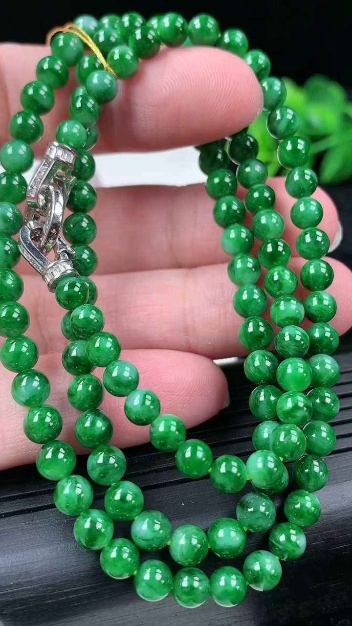天然A货翡翠圆珠项链尺寸4.9-108颗重量:26.32g3月15日
工厂直销收藏佳品,种好水足，色
